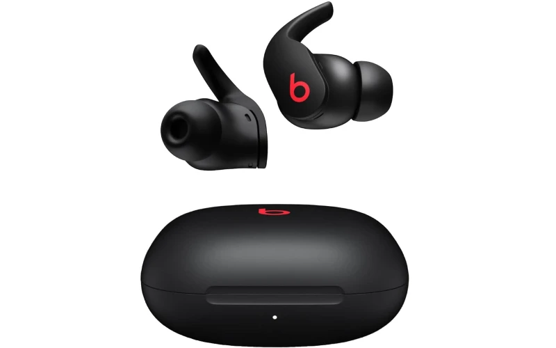 Fones de ouvido e estojo de carregamento Beats Fit Pro.