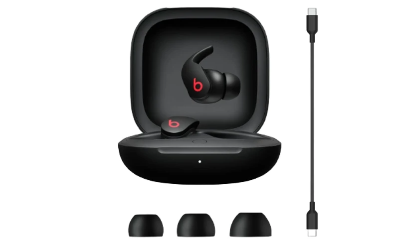 Fones de ouvido e estojo de carregamento Beats Fit Pro e acessórios.