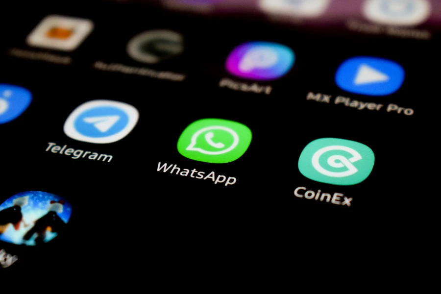 Como o WhatsApp oficial lida com contas que usaram versões não autorizadas?